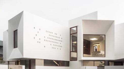 “Patient, Observant, and Ever Ready,” Bien Alvarez Photographs The Viewpoint House In The Philippines