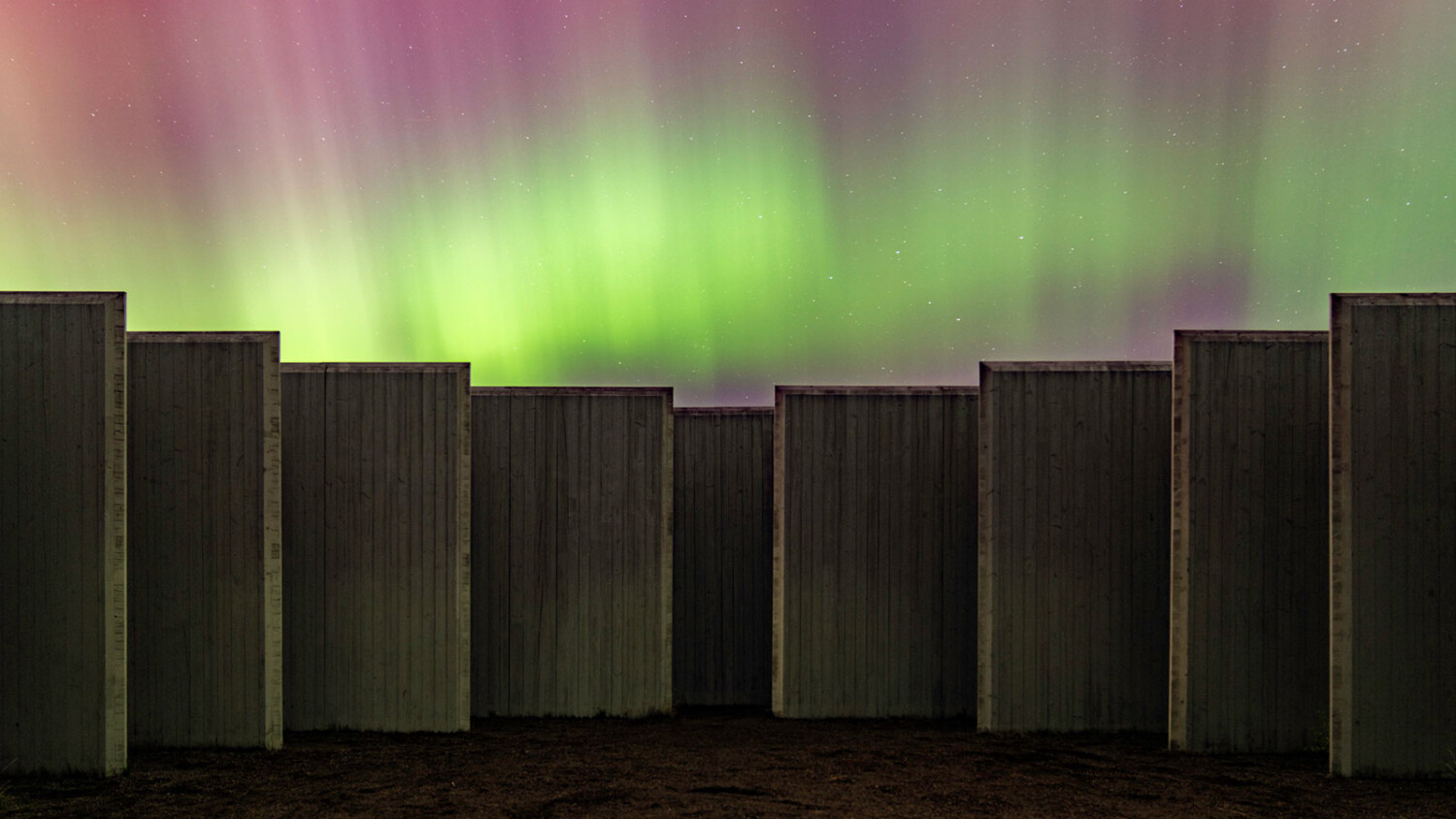 Where Auroras Meet Architecture – Charles Stemen Photographs an Installation in Bozeman During the Solar Storm